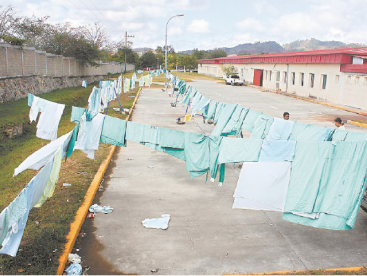 Ropa hospitalaria es secada al sol por falta de diésel para secadoras