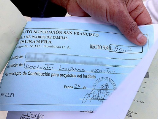 Padres denuncian cobros en centros escolares