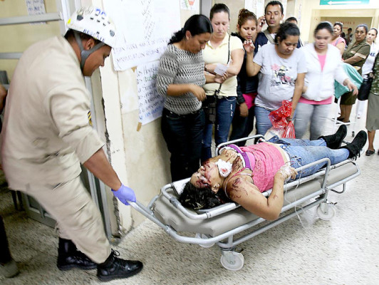 Un muerto y 10 heridos al volcar autobús en Tegucigalpa