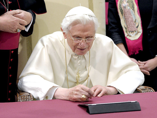 'Os bendigo a todos de corazón', primer tweet papal