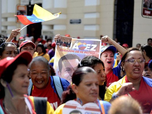 Hugo Chávez regresa sorpresivamente a Venezuela