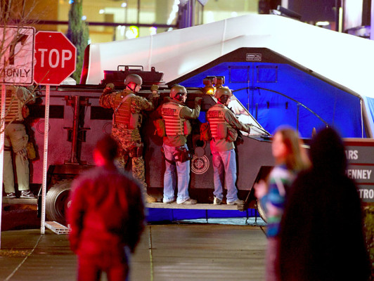 Mueren tres personas en tiroteo en centro comercial en EEUU