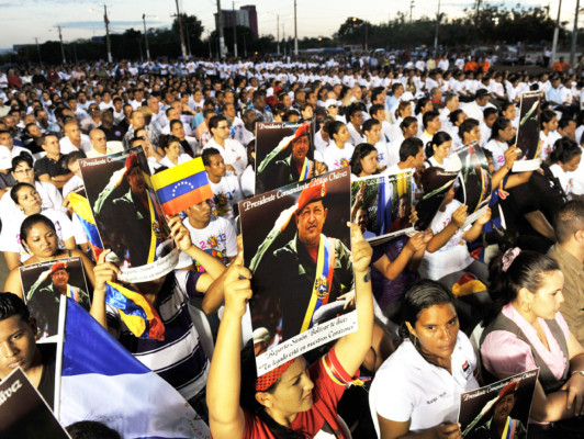 Exponen en capilla ardiente restos de Chávez