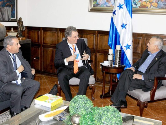 Representante del PNUD se reúne con Mauricio Oliva