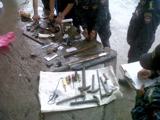 Decomisan machetes, martillos y celulares en cárcel sampedrana