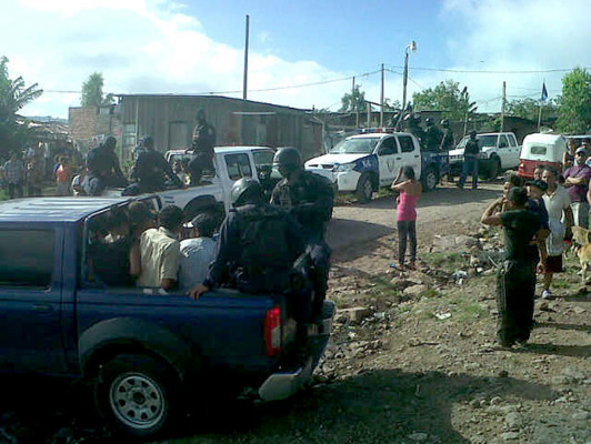 Armas, uniformes y pelucas decomisan en 'madrugón”