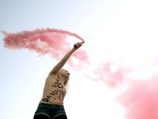 Fotos: Feministas con pechos desnudos protestan en Davos