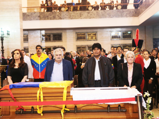 Exponen en capilla ardiente restos de Chávez
