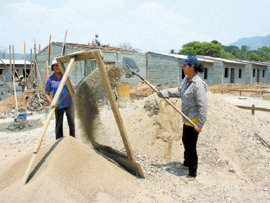 Familias aportan mano de obra para lograr una casa