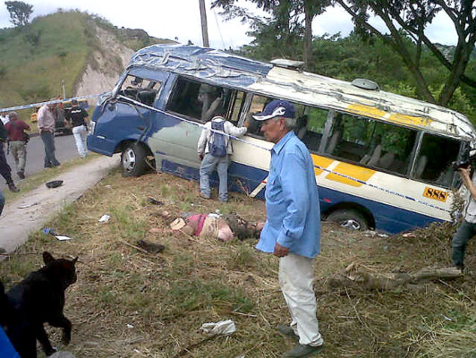 Un muerto y 10 heridos al volcar autobús en Tegucigalpa