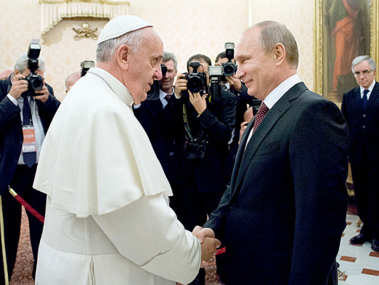 El papa y Putin abogan por salida 'negociada' en Siria