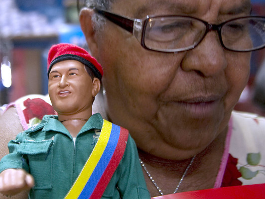 Divididos, venezolanos acuden a elecciones