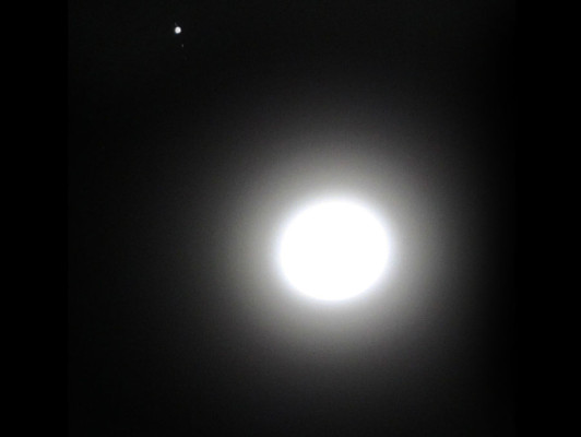 Júpiter y la Luna se alinean en Navidad