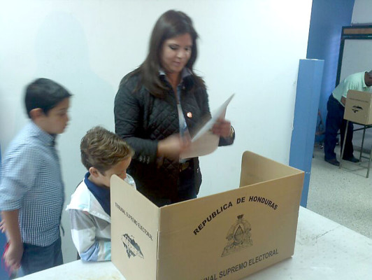 Precandidatos votan en la capital de Honduras