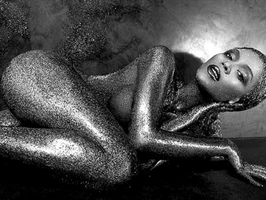 Beyoncé posa desnuda y cubierta con diamantina