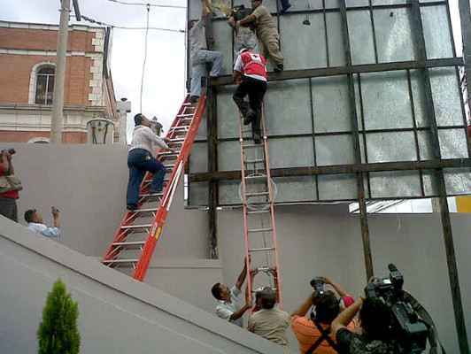 Mientras instalaban rótulo, jóvenes reciben descarga eléctrica