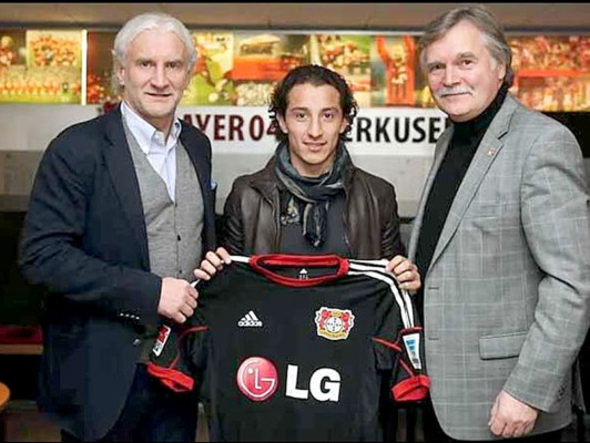 Bayer Leverkusen presenta a Andrés Guardado