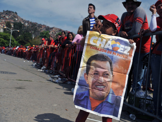 Se despiden de Chávez ante féretro abierto