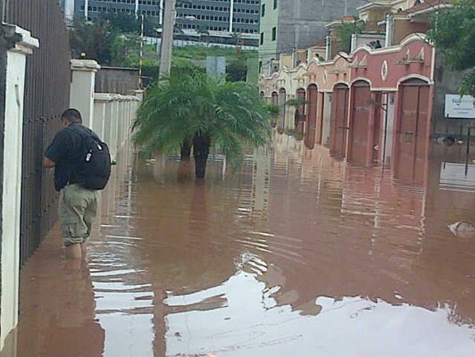 En lancha evacúan a afectados de inundación en colonia La Hacienda