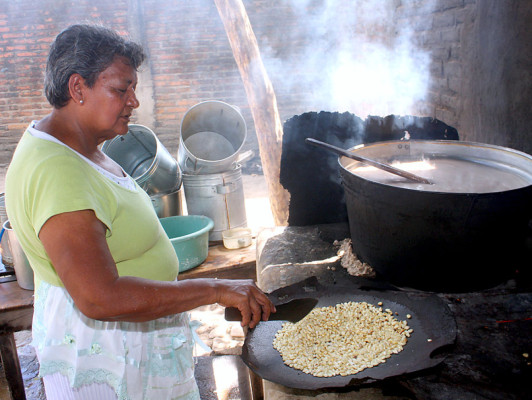 El Chilate, bebida de los mayas que consume la población sureña