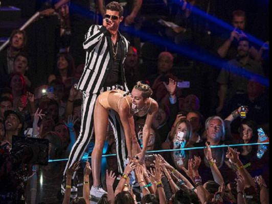 'Miley Cyrus reemplazó talento por sexo'