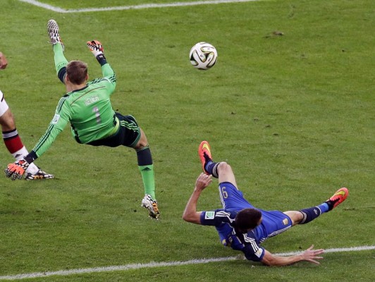 La rodillazo de Neuer a Higuaín que no fue penal