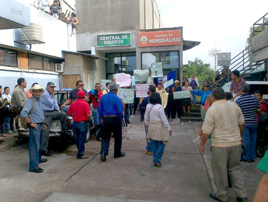 Protesta de pacientes renales en el IHSS