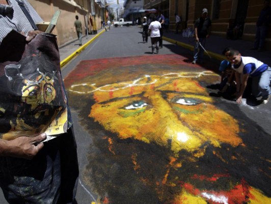 Alfombras adornan calles de Tegucigalpa