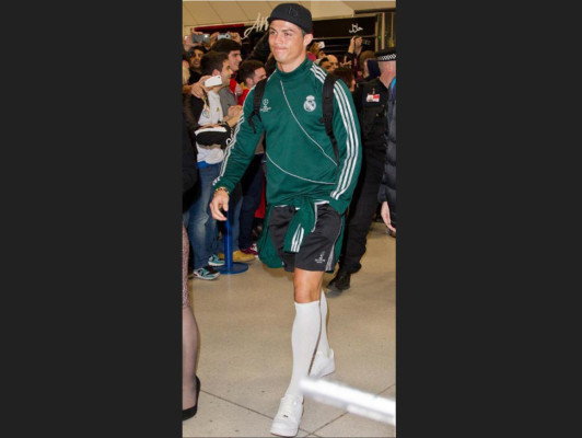 Cristiano Ronaldo llega a Manchester vestido como escolar
