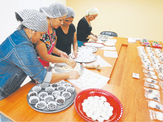 Manos laboriosas adornan la Navidad