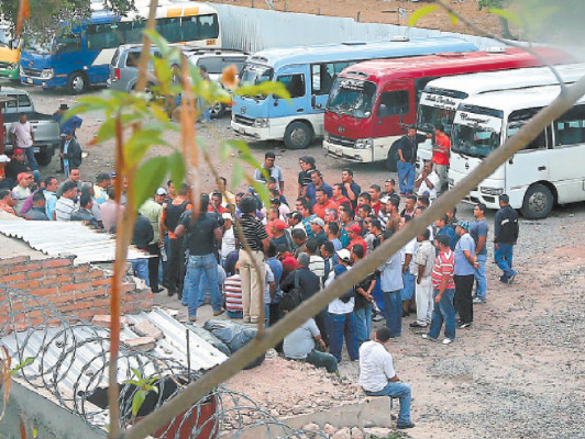 Muertes, secuestros y robo de unidades enfrentan conductores