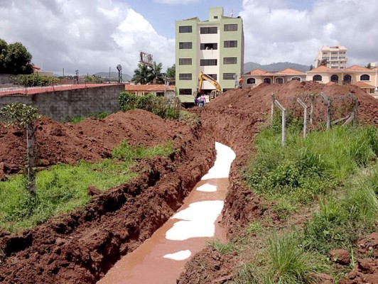 En lancha evacúan a afectados de inundación en colonia La Hacienda