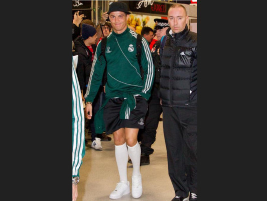 Cristiano Ronaldo llega a Manchester vestido como escolar