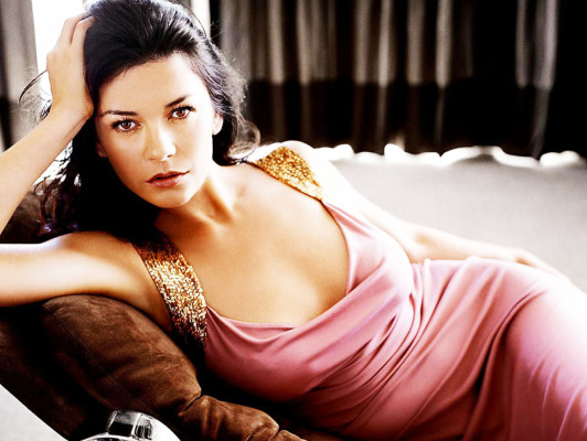 Zeta Jones: 'Amo mi trabajo pero me cuesta dejar a mi esposo y mis hijos'