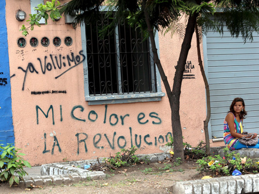 Plagaron inmuebles con consignas e insultos