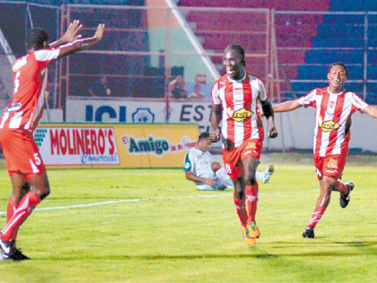 Rubilio Castillo levanta al Vida y deja el infierno