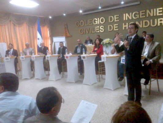 Candidatos comparecen ante constructores