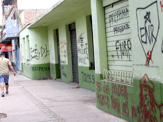 Plagaron inmuebles con consignas e insultos