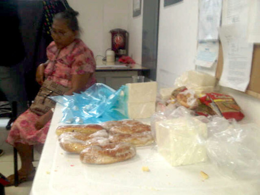 Detienen a mujer que llevaba oro oculto en quesos y panes