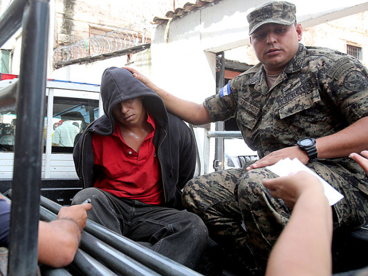 Comerciante acribilla a dos presuntos extorsionadores