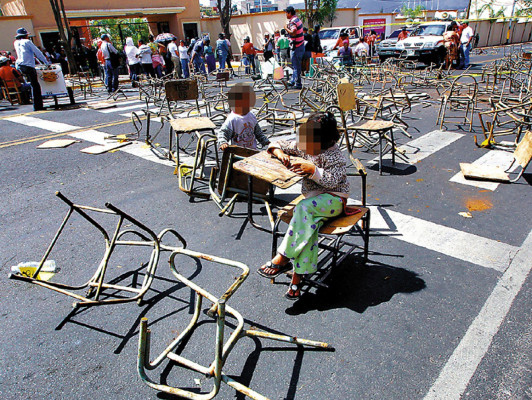 Le recuerdan al gobierno de Honduras que niños no tienen dónde sentarse