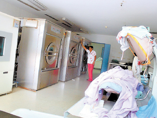 Ropa hospitalaria es secada al sol por falta de diésel para secadoras
