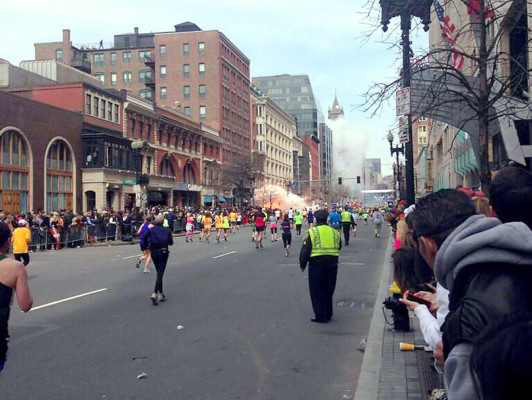 Tres muertos y más de 100 heridos por explosión en maratón de Boston