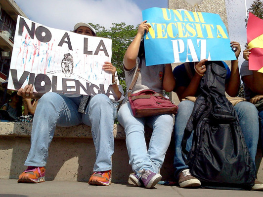 Universitarios claman por paz en Honduras