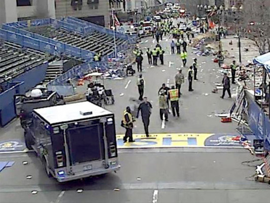 Tres muertos y más de 100 heridos por explosión en maratón de Boston
