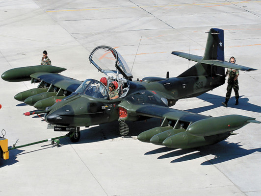 El Salvador oficializa compra de 10 aviones de combate a Chile