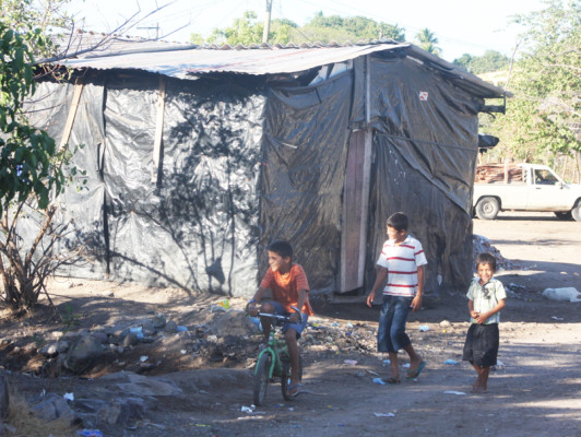 Tortillas y tomates, alimento de varias familias de Valle