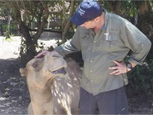 Por negarle refresco, camello mata a su dueño
