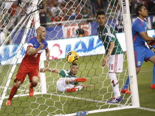 EE UU y México empatan 2-2 en intenso amistoso