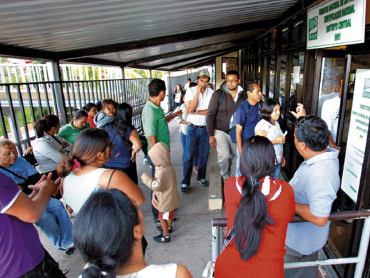 300 mil identidades en poder de políticos